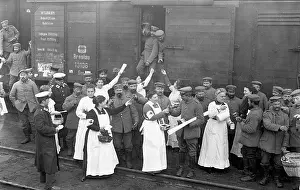 Intermediate: Nurses serve refreshments to German soldiers, 1914