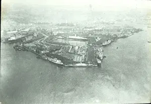 Simmonds: O E Simmonds aerial view of Southampton Docks