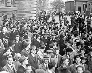 Observer: Observer in front of 10 Downing Street, 1938