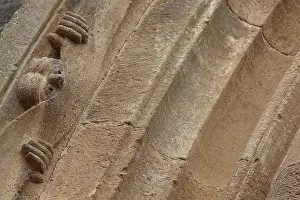 Fides: Observer, tympanum archivolt, Abbatiale Sainte-Foy
