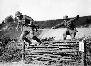 Hurdle: Obstacle course with machine gun, 1934