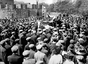 Stopping: Obstructive crowd of men during dock strike, London