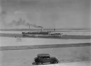Ismailia: Ocean liner AQUILEIA passing through the ?