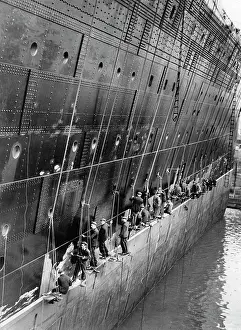 Overtaken: The ocean liner Queen Mary is overtaken
