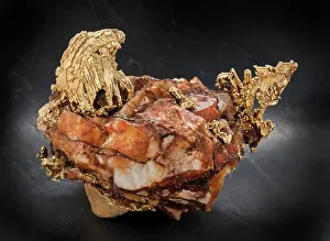 Tectosilicate: Octahedral crystals in columns, quartz matrix