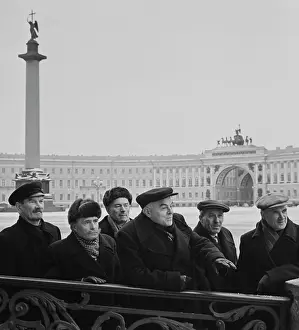 Volunteer: October revolution veterans on St. Petersburg Palace square