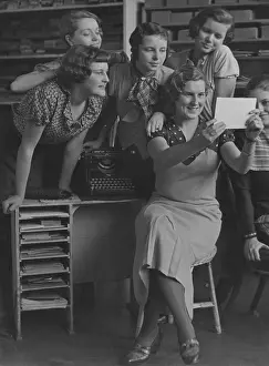 Peeking: Office clerks, 1938