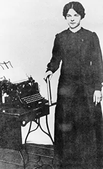 Typewriter: Office worker with typewriter, around 1905