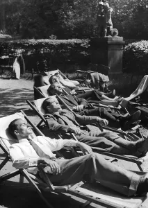 Sunbathe: Office workers take a lunch break in the Tiergarten, 193