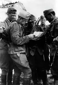 Discusses: Officers in conversation, 1942