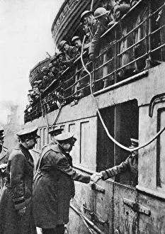 Railing: US officers greet at the arrival of their troops