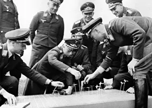 Belongs: Officers of the Luftwaffe at a model, 1936