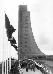 Flanked: Official dedication of memorial in Laboe