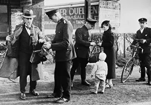 Tariff: Officials during the customs control, 1936