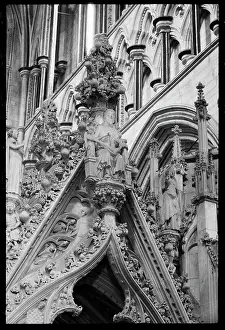 Ogee: Detail of the top of the ogee arch on the choir-facing