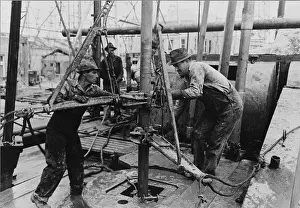 Hydrocarbons: Oil roughnecks screw one piece of drill ?