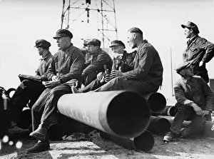 Sandwiches: Oil workers at the lunch break on casing pipes, 1934