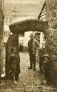 Lintel: Old Arch - Hick's Court, off the Digey, St Ives, Cornwall