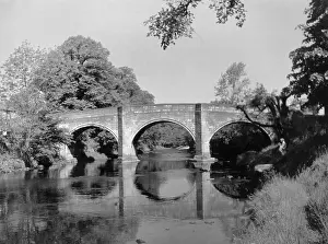 Baslow: OLD BASLOW BRIDGE