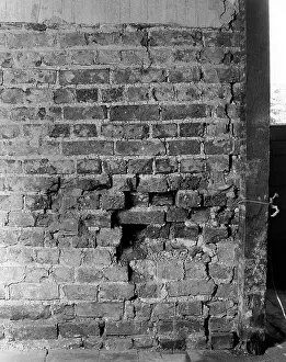 Subsidence: OLD BRICKWORK