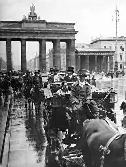 Juni: Old carriage in front of the Brandenburg Gate in Berlin