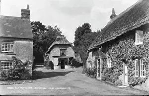 Wight: Old Cottages in Godshill