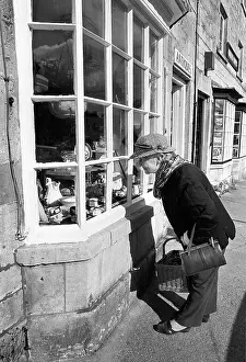 Smartly: Old lady, Burford, Cotswolds