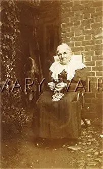 Crocheting: OLD LADY CROCHETING