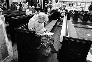 Philip Dunn: An old lady sits in a pew in Bath Abbey