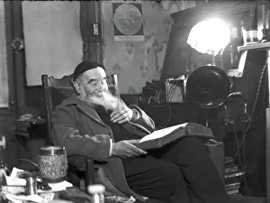 Doze: Old man reading, Paris