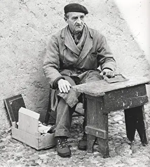 Framer: Old man working on the street