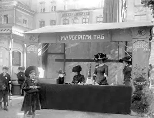 Daisies: Old photo of Munich