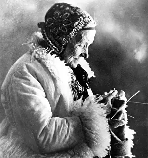 Warmly: OLD SWEDISH WOMAN
