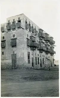 Mashrabiya: Old three-level middle eastern building