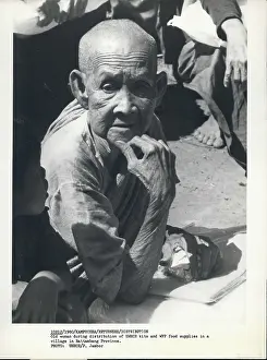 Kits: Old woman during distribution of UNHCR kits