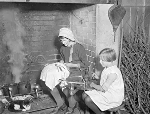 Honiton: OLD & YOUNG LACEMAKERS
