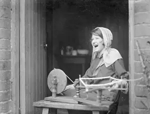 Honiton: OLD & YOUNG LACEMAKERS
