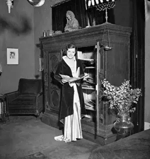 Knipper: Olga Chekhova, 1933