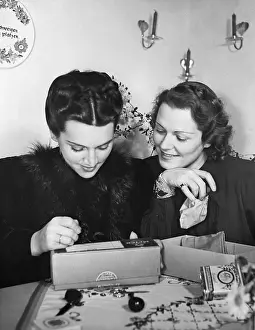 Knipper: Olga Chekhova and her daughter Ada, 1940