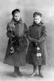 Knipper: Olga Chekhova with her sister, 1908