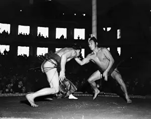 Sumo: Omoumi defeats his opponent, Onomori, in ?