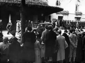 Volkswohlfahrt: Onlookers before the Berlin Krolloper, 1934