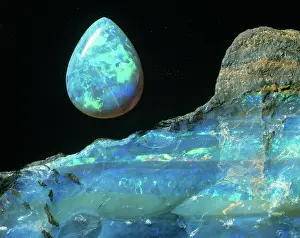 Glassy: Opal gem with opal rock
