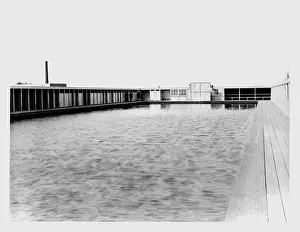 Bruce Castle Museum: Open-air swimming pool on Tottenham Marshes