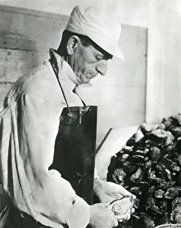 Prises: OPENING OYSTERS 1930S