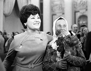 Chumichyov: Opera singer Maria Bie?u with mother, 1982