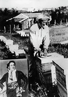 Lazar: Opera singer Rudolf Lazar as beekeepers