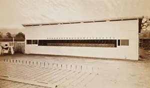Shutter: Front of operating room in which are arranged parallel with