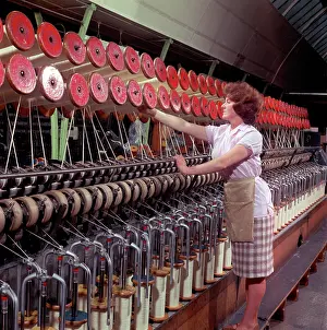 Winds: Operating a wool-winding machine