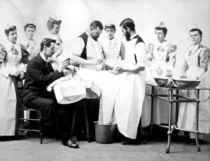 Anesthesia: Operation on a female patient with the anesthetist ?